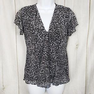 Apt 9 black and white pattern vneck top womans M